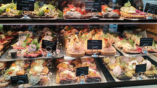 Smørrebrød: Na typický dánský obložený chlebíček se použije místo veky žitný chléb, místo vlašáku pěna z červené řepy a sleď